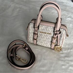 Michael Kors Baby Pink Handheld Bag
Never used: amazing condition